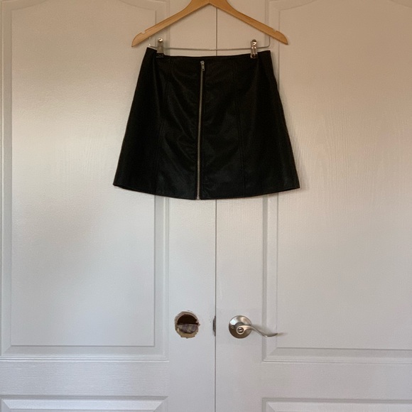 Black faux leather skirt - Picture 1 of 5
